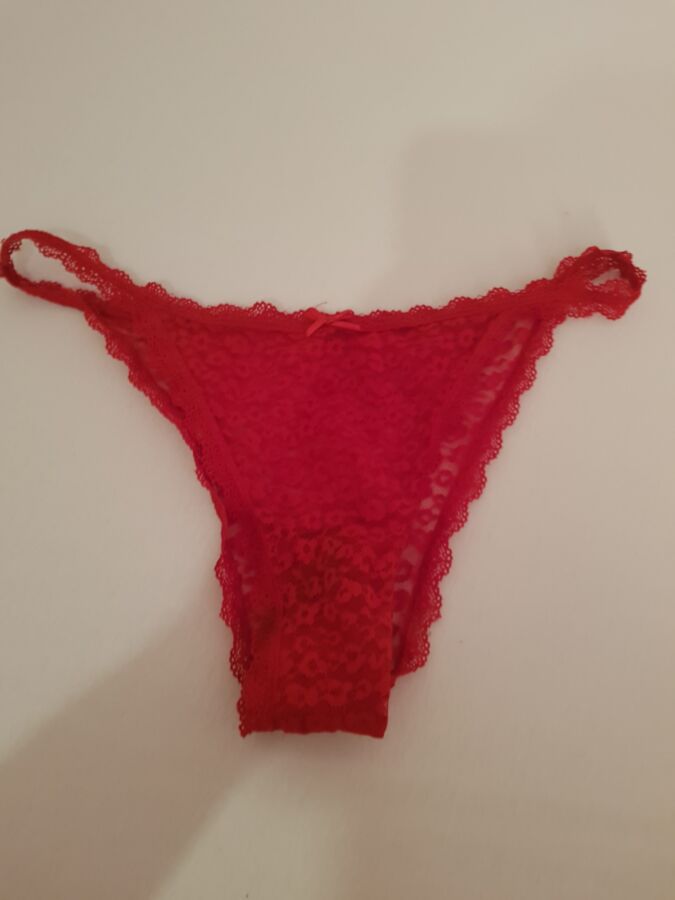 Free porn pics of getragenes Duft-H�schen/Slip meiner Mutter / lacy red panty from 1 of 13 pics