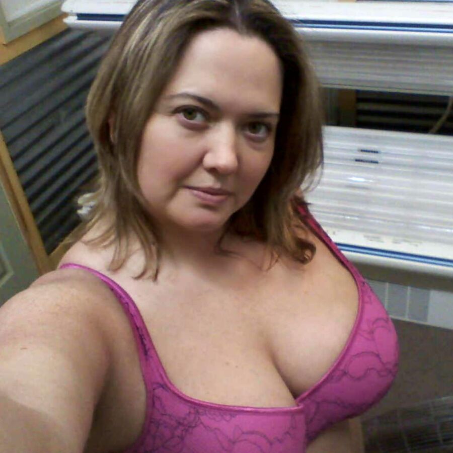 Free porn pics of Wendy - sexy big tit milf next door  8 of 10 pics