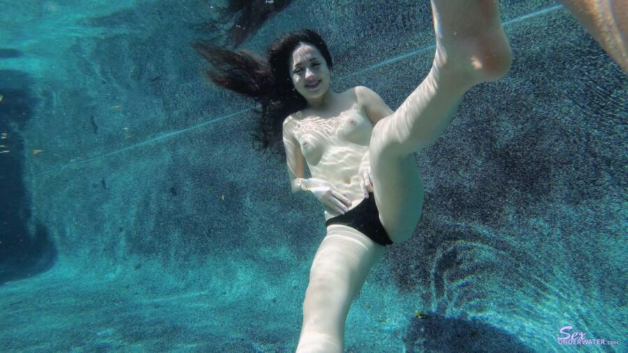 Free porn pics of underwater smut 22 of 221 pics