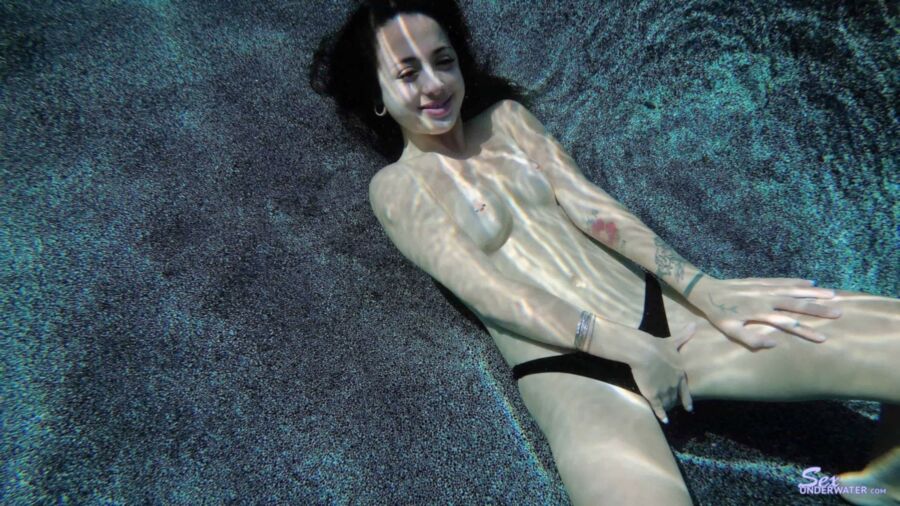 Free porn pics of underwater smut 10 of 221 pics