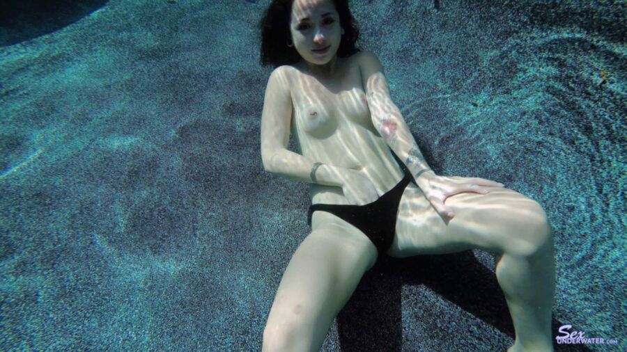 Free porn pics of underwater smut 19 of 221 pics