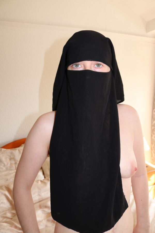 Free porn pics of wife posing naked in niqab 11 of 29 pics