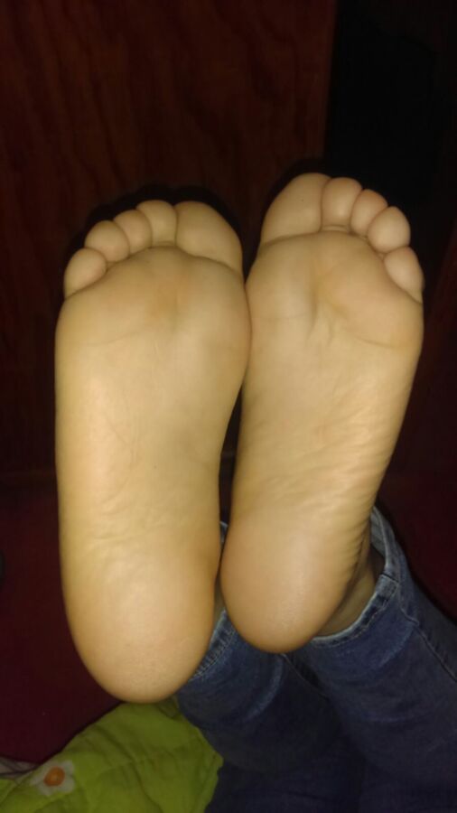 Free porn pics of Latina girl feet soles 1 of 3 pics