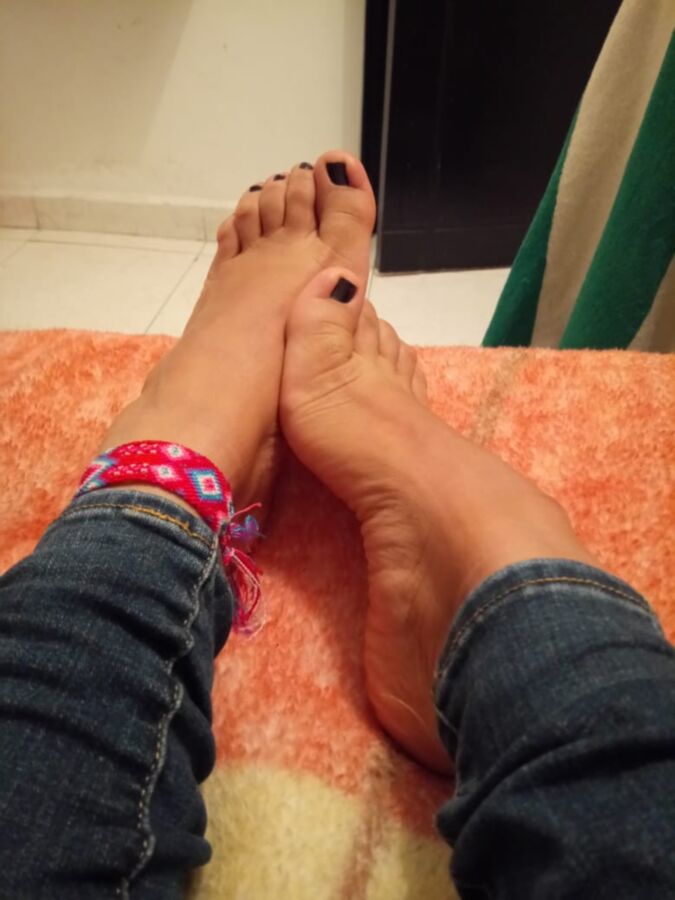 Free porn pics of Latina girl feet soles 2 of 3 pics