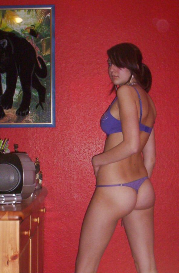 Free porn pics of German teen Ramona posing naked 17 of 21 pics