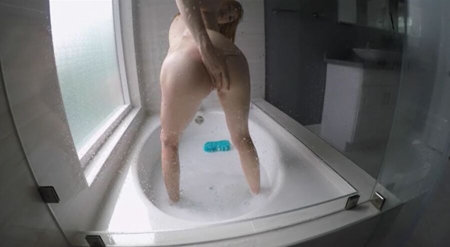 Free porn pics of Anny Aurora has fun in the tub. 3 of 30 pics