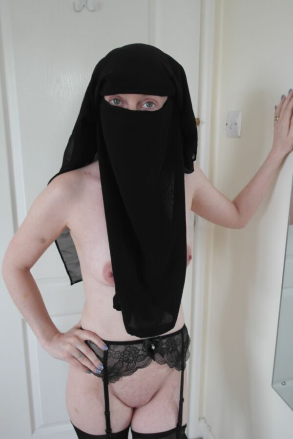 Free porn pics of Niqab and Stockings 17 of 46 pics