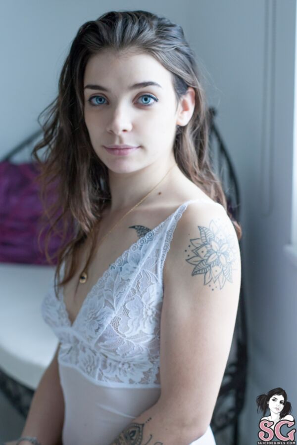 Pialora suicide naked