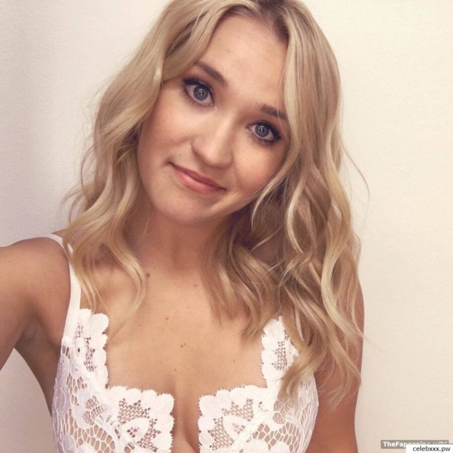 Free porn pics of Emily osment 1 of 4 pics