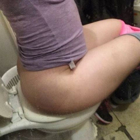 Free porn pics of Ladies on the Toilet 15 of 19 pics