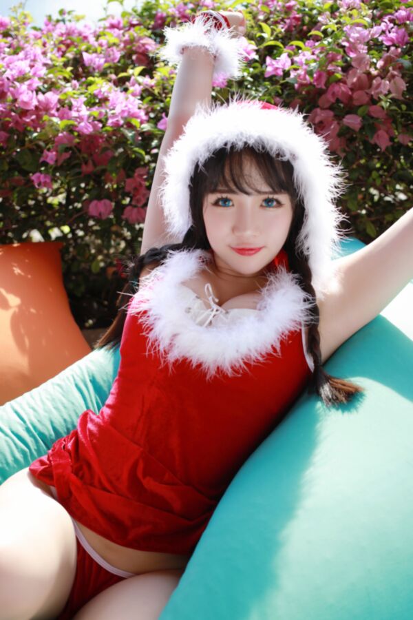 Free porn pics of cute asian xmas teen 8 of 11 pics