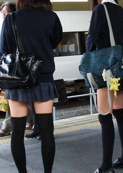 Free porn pics of Japanese schoolgirl skirts 22 of 114 pics