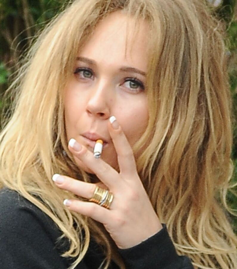 Free porn pics of Juno Temple Smoking.(Hot Young Babe) 12 of 166 pics