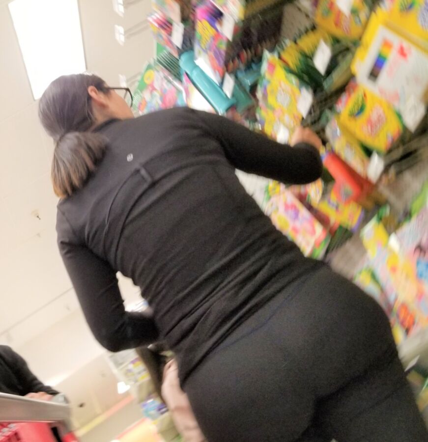 Free porn pics of Latina with the biggest Juiciest booty I have ever seen!  9 of 13 pics