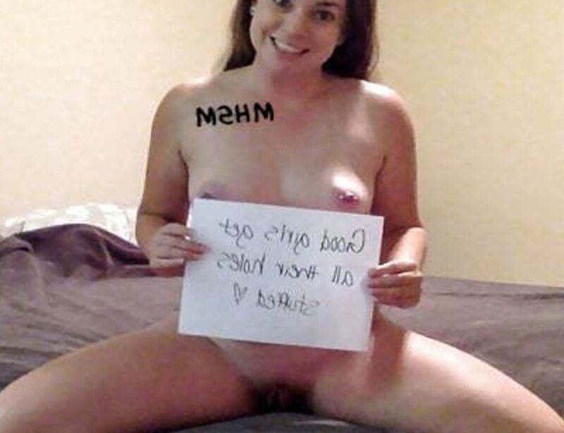 Free porn pics of naked slave holds signs up for her Master 3 of 6 pics