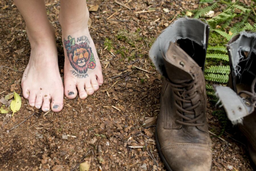 Suicide Girl Dirty Toes Suicide Girl Dirty Toes