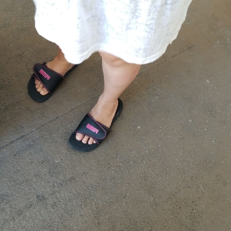 Free porn pics of Mature Asian candid feet 2 of 9 pics