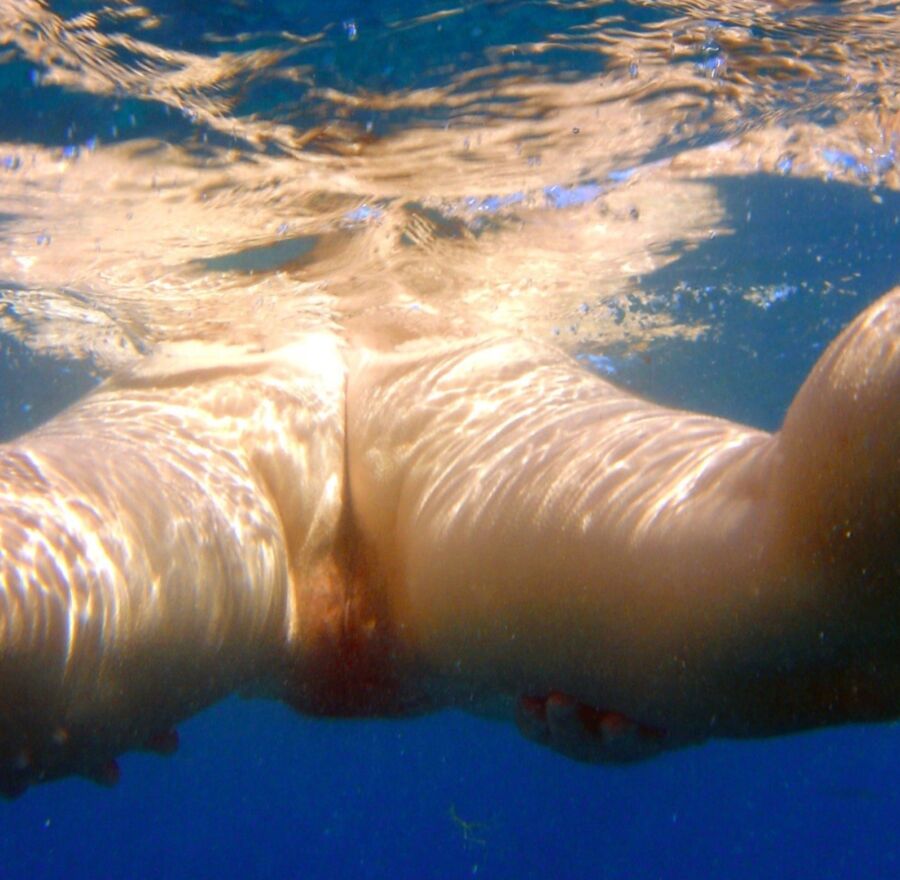 Free porn pics of underwater amateur  9 of 9 pics