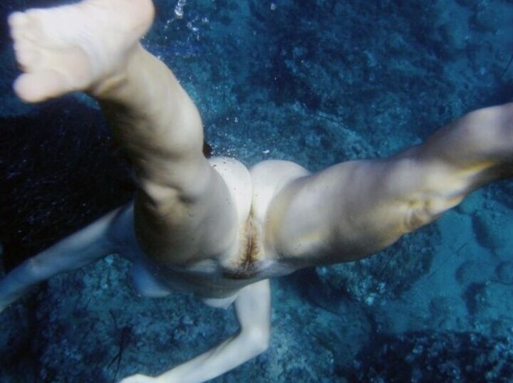 Free porn pics of underwater amateur  4 of 9 pics