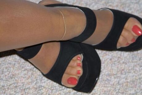 Free porn pics of Feet Lady "B" 2 of 12 pics