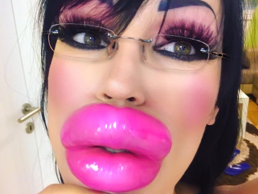 Free porn pics of super bimbo fake lips 1 of 12 pics