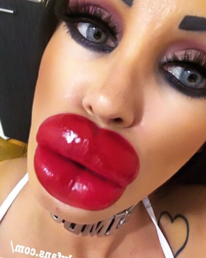 Free porn pics of super bimbo fake lips 4 of 12 pics