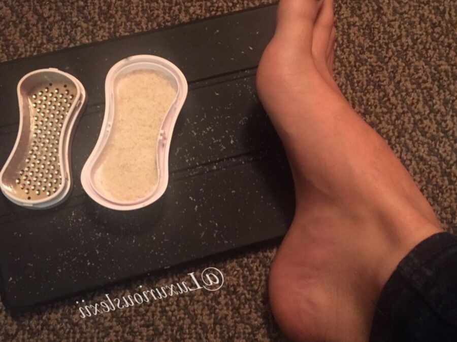 Free porn pics of foot dust humiliation captions 4 of 10 pics