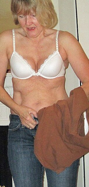 Free porn pics of Mature UK MILF Valerie Marie of Horsham shows all 19 of 28 pics