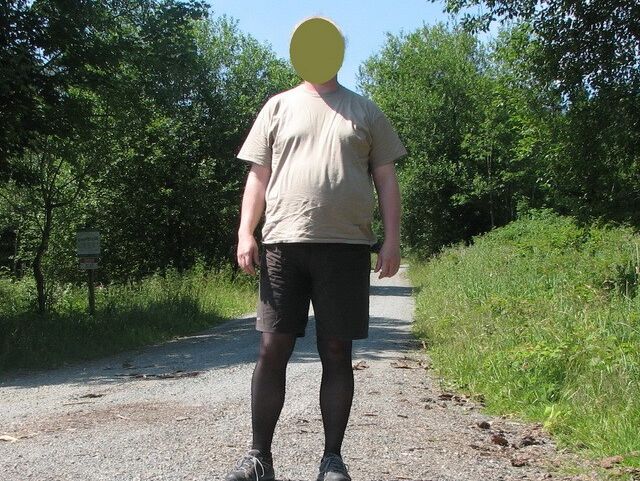 Free porn pics of Im Urlaub nur mit kurzer Hose und Strumpfhose. 3 of 6 pics