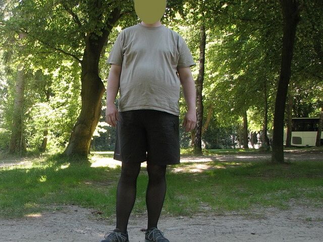 Free porn pics of Im Urlaub nur mit kurzer Hose und Strumpfhose. 1 of 6 pics