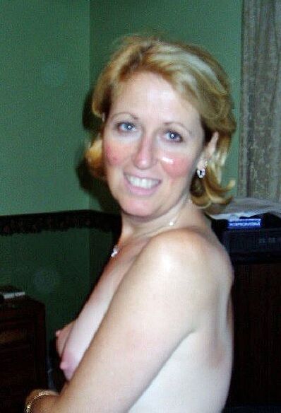 Free porn pics of Mature MILF with good tits may be from UK 13 of 24 pics