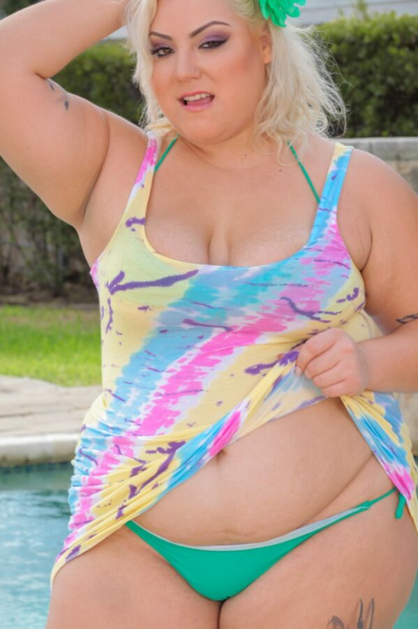 Free porn pics of Jade Rose - green swimsuit bbw poolside butt show 24 of 356 pics