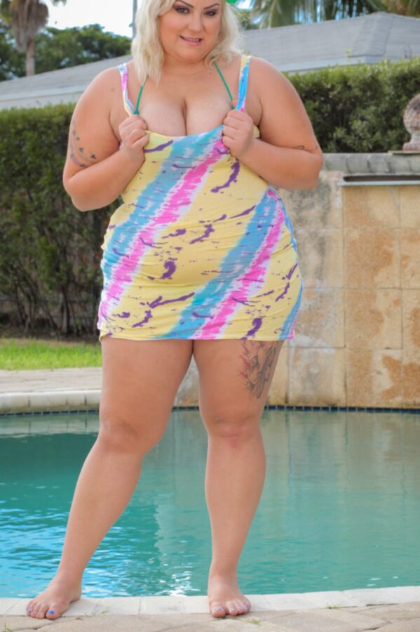 Free porn pics of Jade Rose - green swimsuit bbw poolside butt show 19 of 356 pics