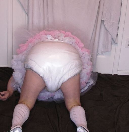 Free porn pics of Peter Went diapered sissy in frilly sissy skirts and kneesocks 4 of 8 pics