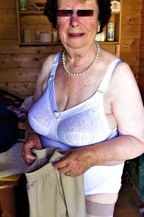 Free porn pics of old women and their undies 6 of 77 pics