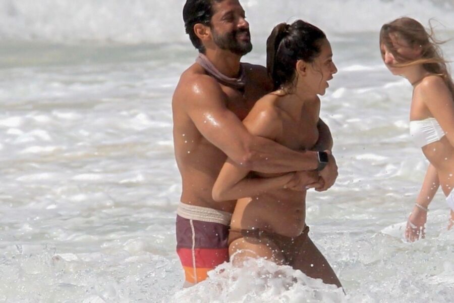 Free porn pics of Shibani Dandekar- Sexy Indian Singer and boyfriend Play at Beach 6 of 33 pics