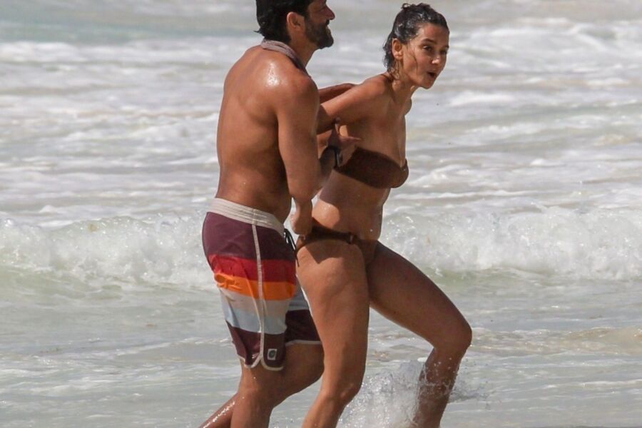 Free porn pics of Shibani Dandekar- Sexy Indian Singer and boyfriend Play at Beach 8 of 33 pics