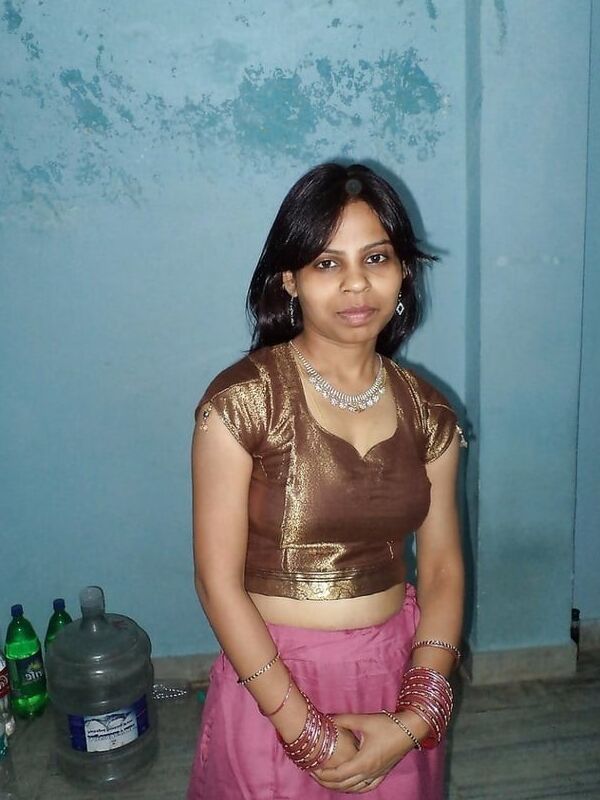 Free porn pics of Amateur hot indian wife exposed 13 of 14 pics