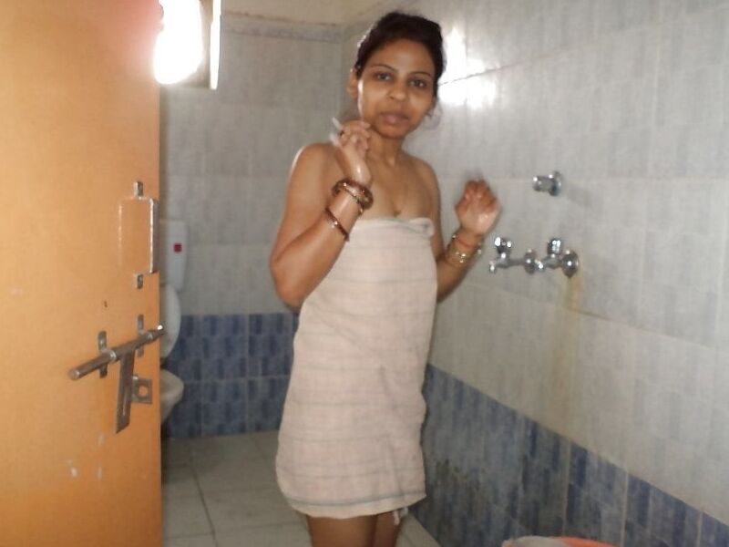 Free porn pics of Amateur hot indian wife exposed 5 of 14 pics
