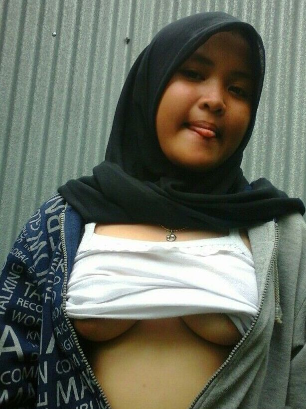 Free porn pics of amateur hijab teen exposed  5 of 9 pics