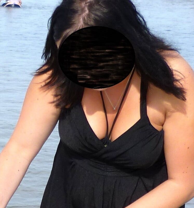 Free porn pics of ses gros seins a la plage 1 of 6 pics