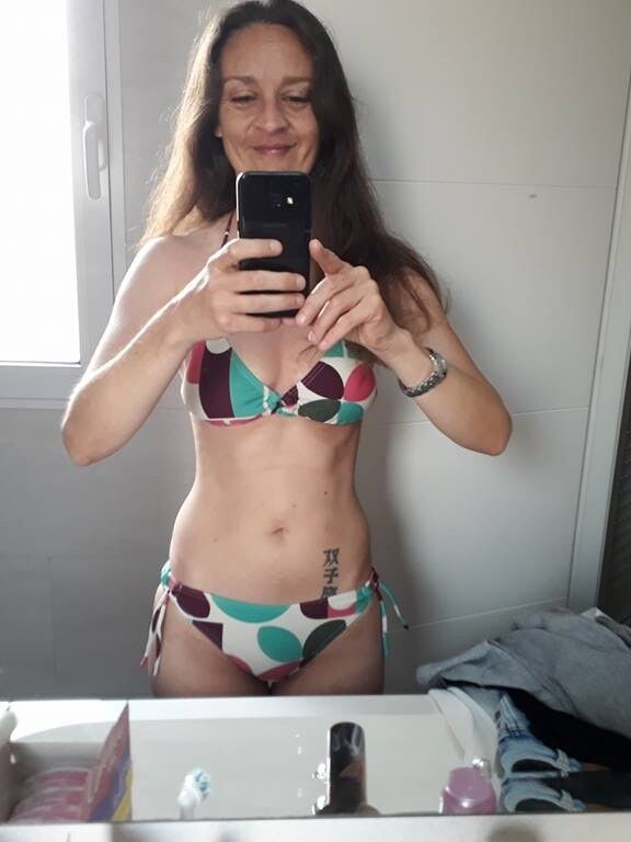 Free porn pics of Hot bikini girl for fakes or tributes 11 of 15 pics