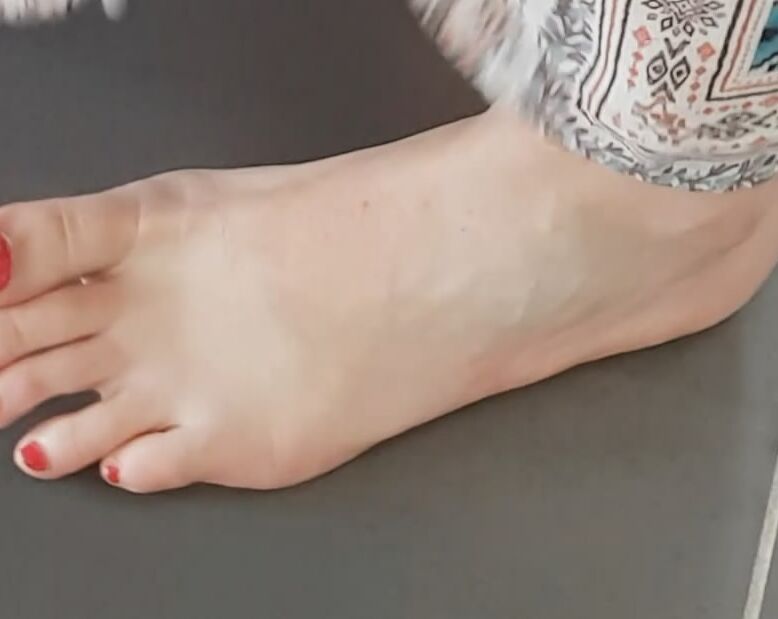 Free porn pics of Teen Sexy Candid Voyeur Feet Foot and Barefeet Barefoot Toes 18 of 127 pics