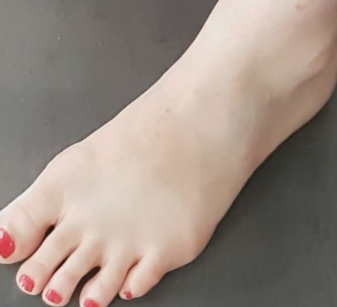 Free porn pics of Teen Sexy Candid Voyeur Feet Foot and Barefeet Barefoot Toes 16 of 127 pics