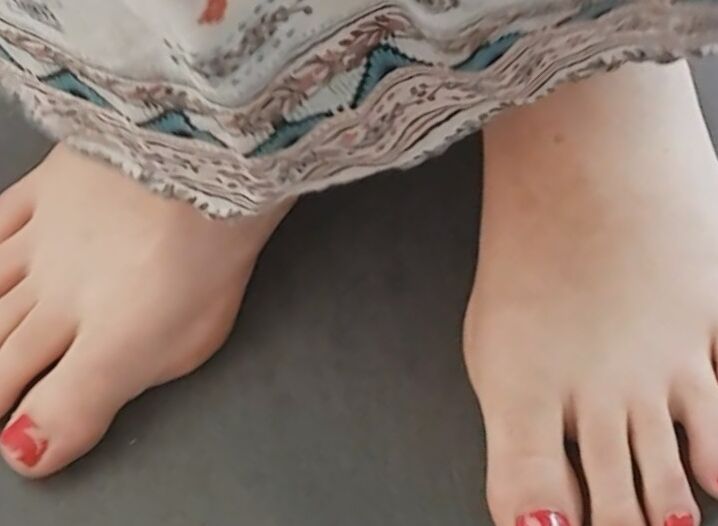 Free porn pics of Teen Sexy Candid Voyeur Feet Foot and Barefeet Barefoot Toes 20 of 127 pics