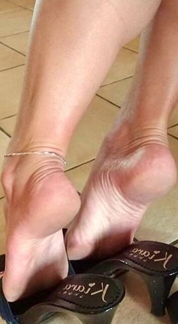 Free porn pics of sexy women feet showing soles in sandals 3 of 10 pics