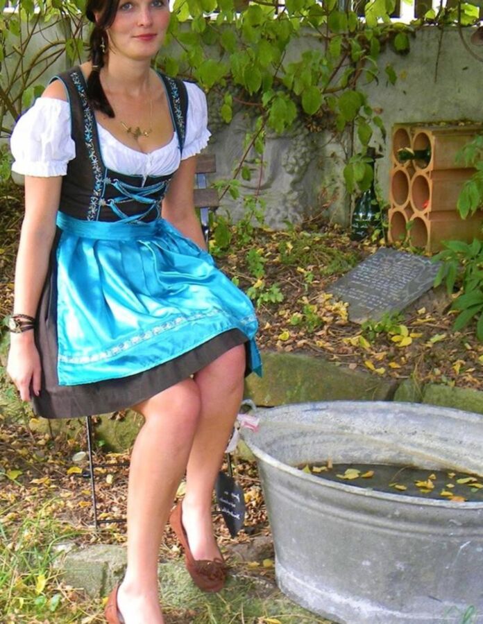 Free porn pics of Fesche Madln im Dirndl zum Hundertneunundsiebzigst`n 18 of 100 pics