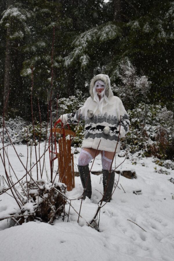 Free porn pics of Nona in the snow 1 of 22 pics