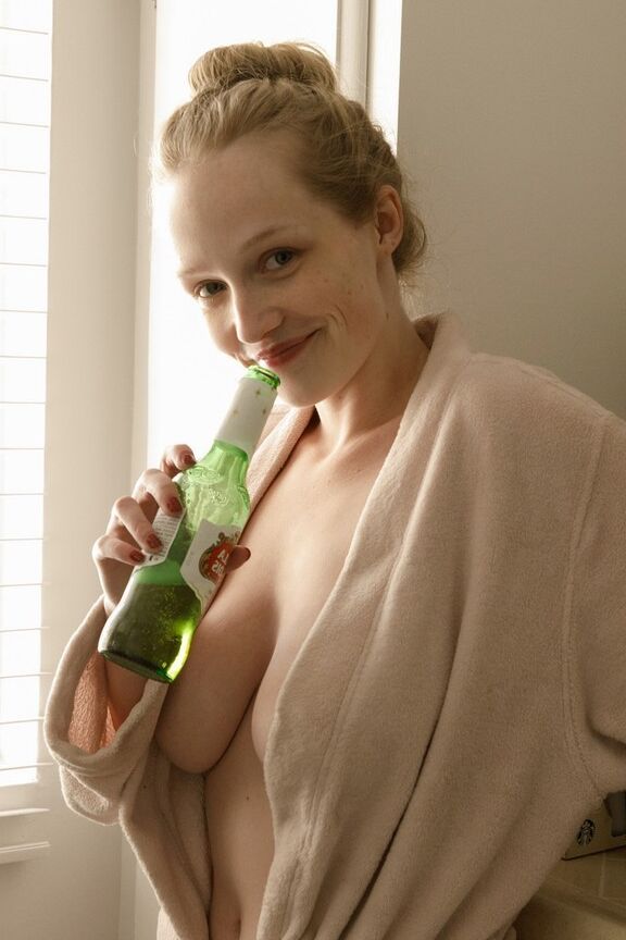 Free porn pics of Slim Giana Van Patten takes off her bathrobe 2 of 9 pics