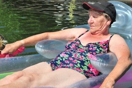 Oma im badeanzug